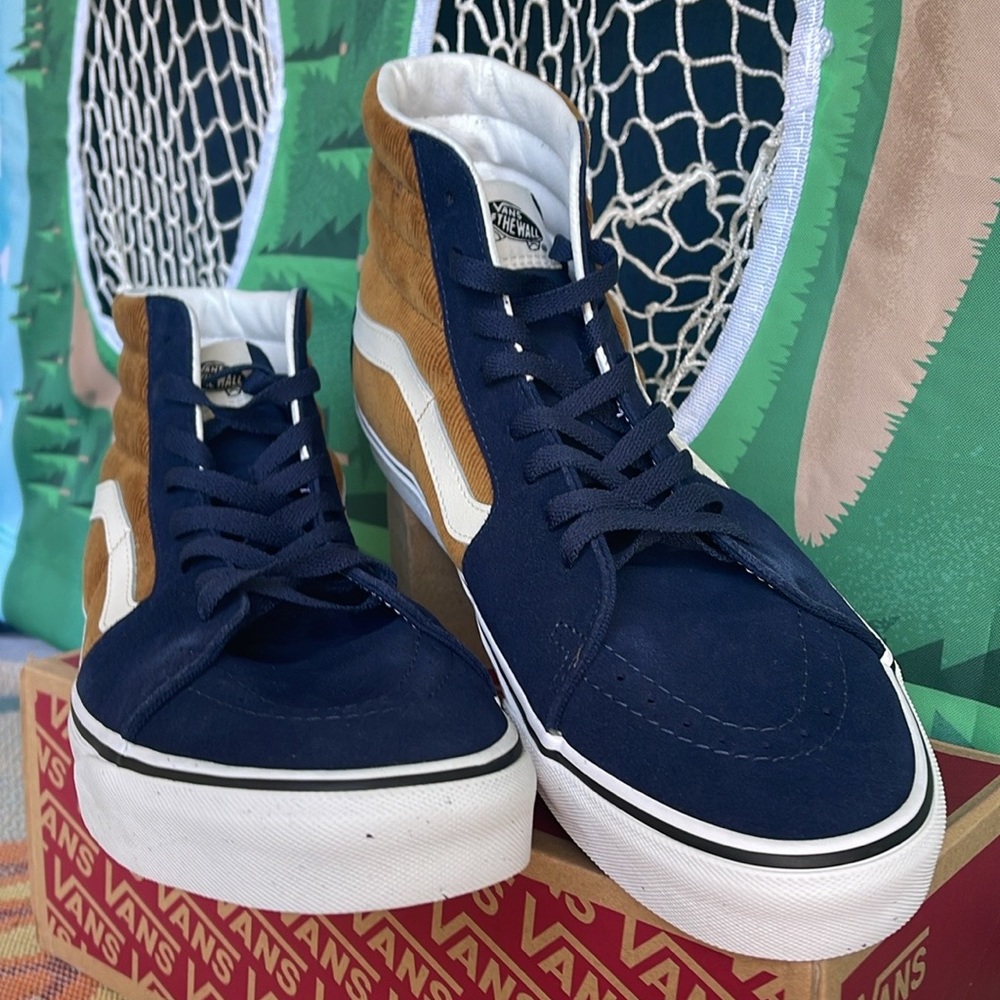 Vans Men’s Sk8-Hi
Mini Cord Blue/Brown
VN0007NS0BO
Sneakers
UNISEX CORDUROY - Picture 7 of 16